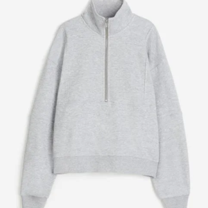 Polera con medio cierre